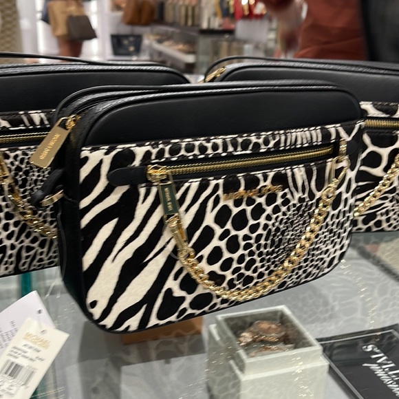 MICHAEL KORS JET SET LARGE EAST WEST ZIP POCKET CHAIN XBODY 
BLACK 
NWT - Picture 4 of 16